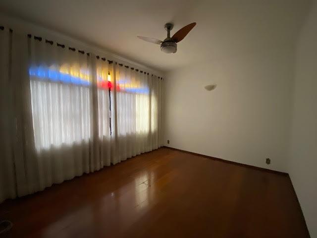 Casa à venda com 4 quartos, 281m² - Foto 1