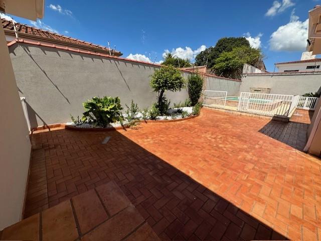 Casa à venda com 5 quartos, 324m² - Foto 2