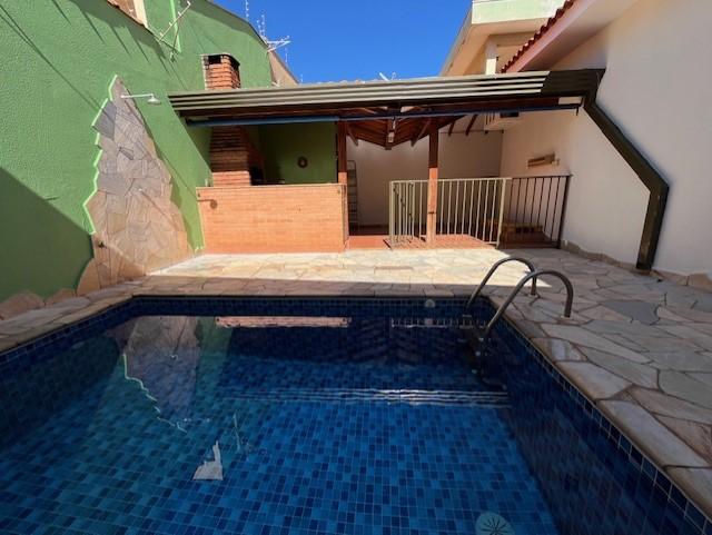 Casa à venda com 3 quartos, 161m² - Foto 1