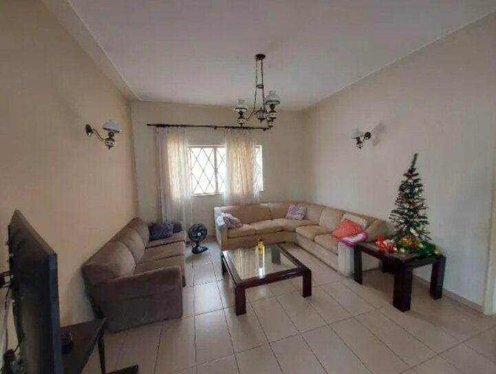 Casa à venda com 3 quartos, 303m² - Foto 2