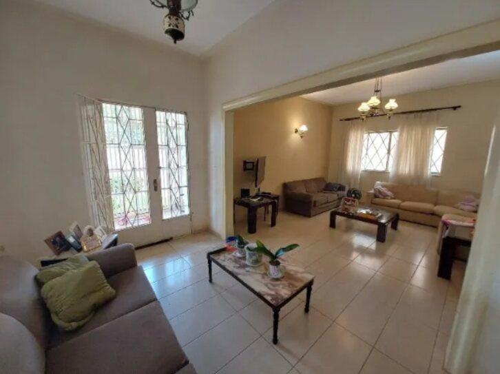 Casa à venda com 3 quartos, 303m² - Foto 1