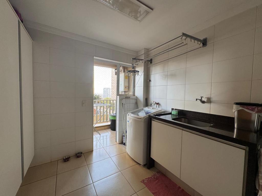 Apartamento à venda com 3 quartos, 202m² - Foto 2