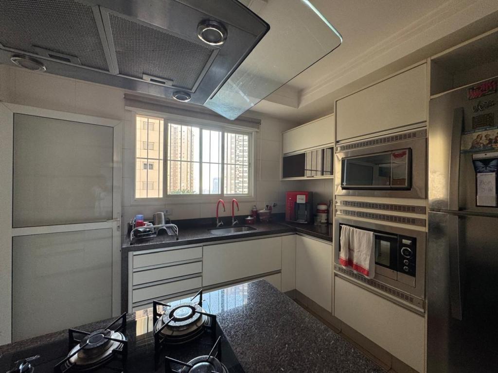 Apartamento à venda com 3 quartos, 202m² - Foto 3