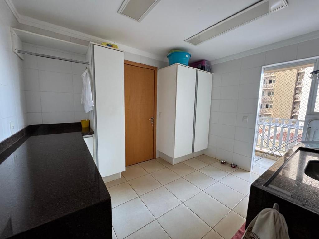 Apartamento à venda com 3 quartos, 202m² - Foto 4