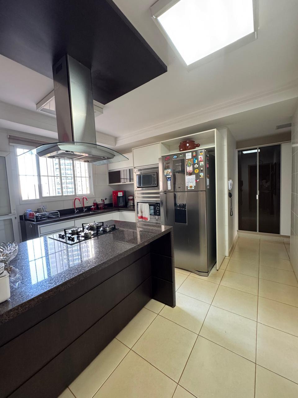 Apartamento à venda com 3 quartos, 202m² - Foto 9