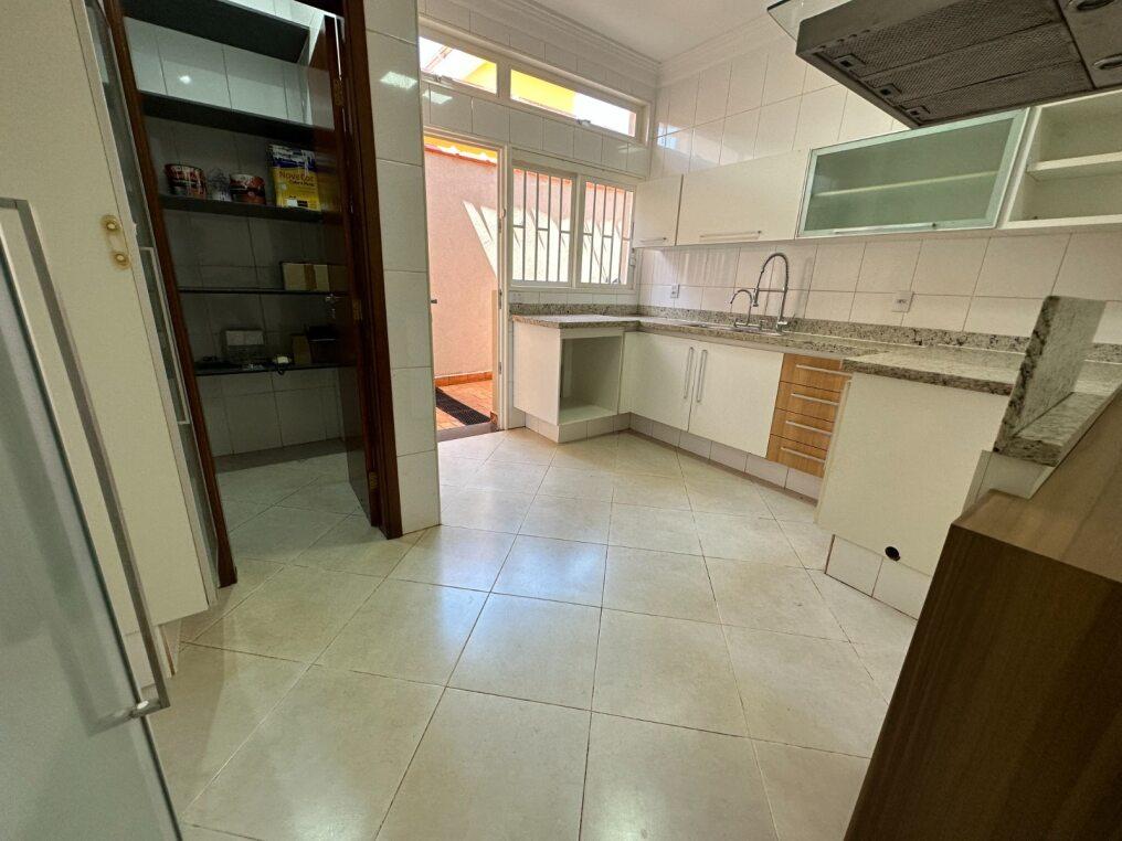 Casa à venda com 5 quartos, 324m² - Foto 7
