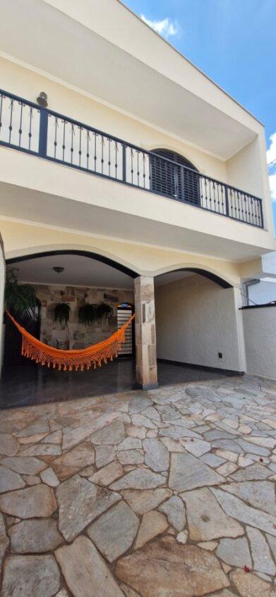 Casa à venda com 4 quartos, 249m² - Foto 2