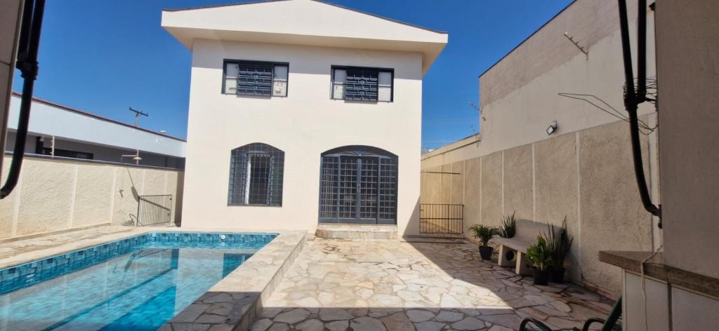 Casa à venda com 4 quartos, 249m² - Foto 1