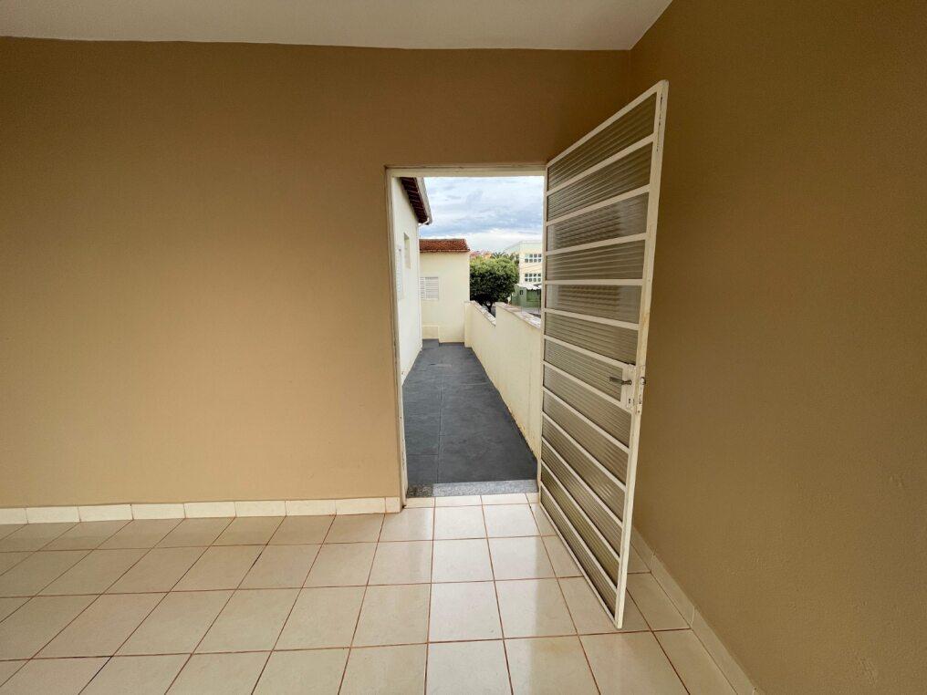 Casa à venda com 4 quartos, 177m² - Foto 2