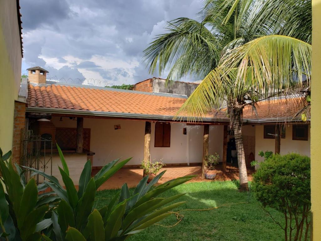 Casa à venda com 3 quartos, 226m² - Foto 1