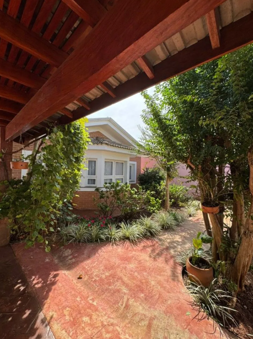 Casa à venda com 3 quartos, 230m² - Foto 1