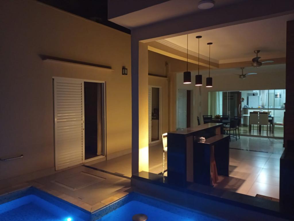 Casa à venda com 3 quartos, 185m² - Foto 1